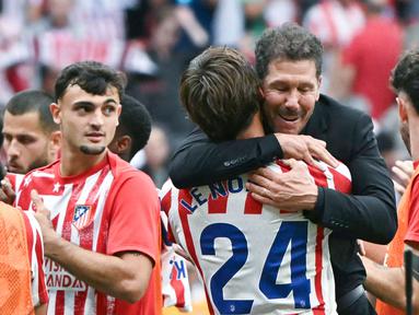 Pelatih Atletico Madrid, Diego Simeone, memeluk anak asuhnya saat merayakan kemenangan atas Real Madrid pada laga Liga Spanyol 2025/2026 di Stadion Wanda Metropolitano, Sabtu (27/9/2025). (AFP/Javier Soriano)