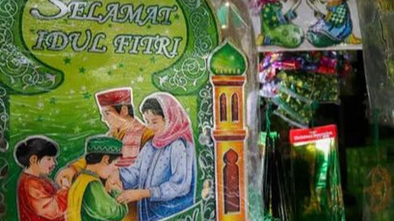 Pernak-pernik dan ornamen bernuansa Islami khas Hari Raya Idulfitri dipajang di salah satu toko di Pasar Asemka, Jakarta, Selasa (2/4/2024).&nbsp;Saat Ramadan dan menjelang Hari Raya Idulfitri, penjualan pernak-pernik bernuansa Islami  mengalami peningkat
