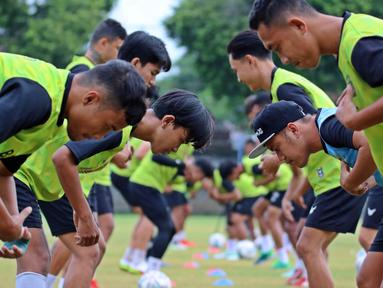 Persikabo 1973 mendapat angin segar dengan bergabungnya 4 pemain yang sempat absen dalam beberapa laga terakhir. Keempatnya terlihat kembali berlatih bersama tim dalam latihan terakhir menjelang laga kontra Persita Tangerang yang dijadwalkan Jumat, (11/2/2022). (Bola.com/Nandang Permana)