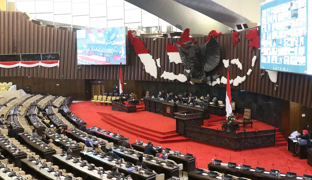Suasana ruang rapat paripurna jelang pembukaan Sidang Paripurna Masa Persidangan IV 2019-2020 di Kompleks Parlemen, Jakarta, Senin (15/6/2020). Rapat beragendakan penyampaian fraksi atas kerangka ekonomi makro dan pokok-pokok kebijakan fiskal RAPBN 2021. (Liputan6.com/Helmi Fithriansyah)