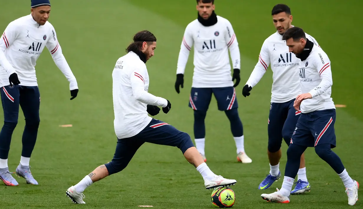 Pemandangan langka terjadi di sesi latihan klub raksasa Liga Prancis, Paris Saint-Germain. Sergio Ramos berada dengan Lionel Messi sebagai rekan selapangan. (AFP/Franck Fife)