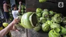 Pekerja memindahkan tabung gas elpiji 3 kilogram di Jakarta, Senin (8/3/2020). PT Pertamina (Persero) meneken sales confirmation agreement untuk liquefied petroleum gas dan sulfur dari Abu Dhabi guna menambah pasokan kebutuhan dalam negeri sebesar 6 juta ton per tahun. (Liputan6.com/Johan Tallo)