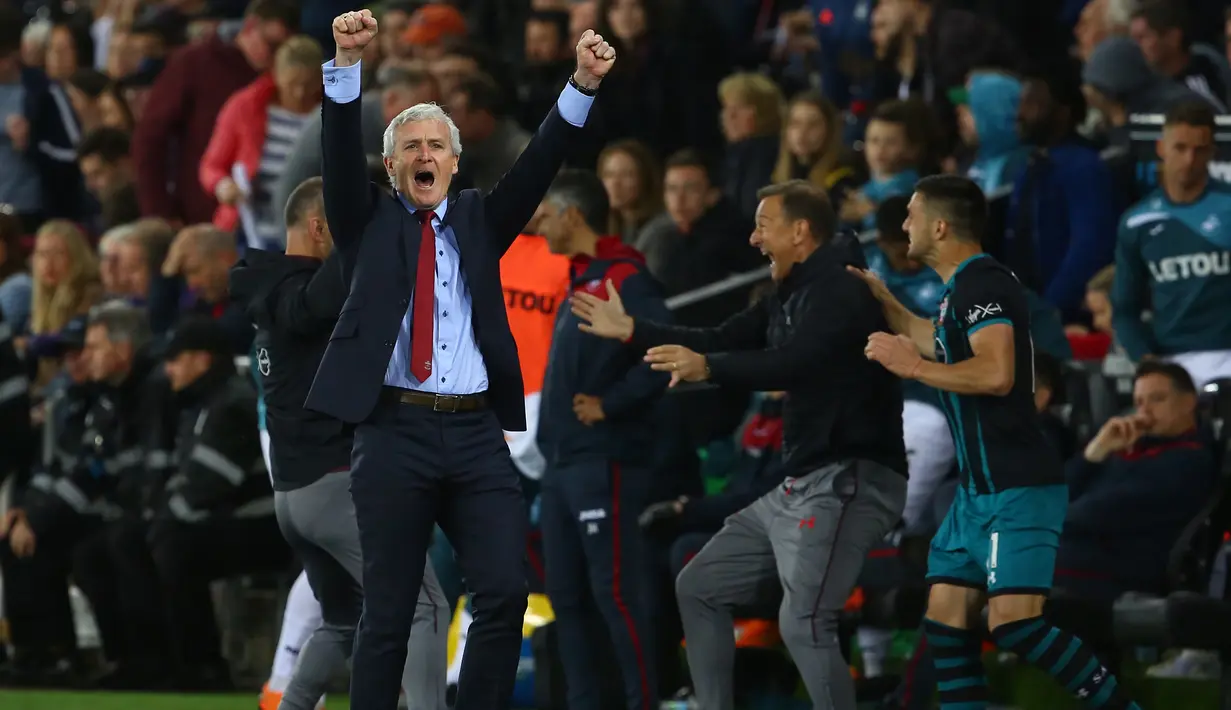 Ekspresi pelatih Southampton, Mark Hughes setelah timnya mengalahkan Swansea City pada lanjutan Premier League di Liberty Stadium, Swansea, (8/5/2018). Swasea City kalah dari Soton 0-1. (AFP/Geoff Caddick)