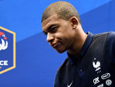 Striker AS Monaco, Kylian Mbappe, saat menghadiri jumpa pers usai berlatih bersama Timnas Prancis di Clairefontaine, Yvelines, Selasa (30/5/2017). (AFP/Franck Fife)