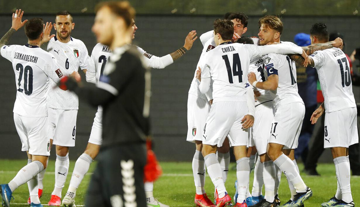 Pemain Italia Stefano Sensi dikelilingi oleh rekan satu timnya saat selebrasi usai mencetak gol ke gawang Lithuania pada pertandingan Grup C kualifikasi Piala Dunia 2022 di Stadion LFF, Vilnius, Lithuania, Rabu (31/3/2021). Italia menang 2-0. (AP Photo/Mindaugas Kulbis)