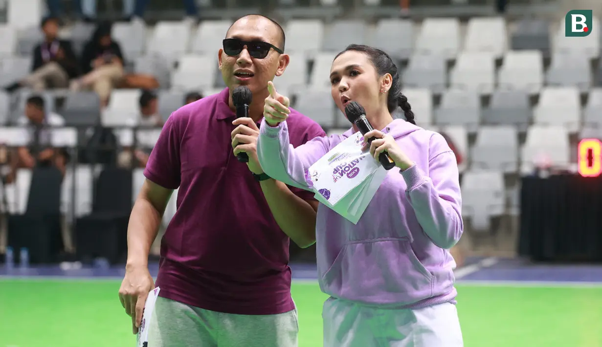 Komedian Okie Rengga (kiri) dan presenter Selphine Jeanita saat memandu jalannya acara Grand Final AXIS Nation Cup 2023 yang berlangsung di Istora Senayan, Jakarta, Minggu (15/10/2023). (Bola.com/M Iqbal Ichsan)