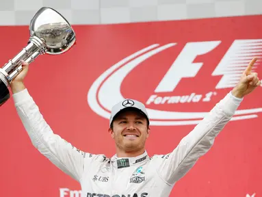 Nico Rosberg, pembalap Mercedes dalam selebrasi kemenangan pertamanya di Suzuka, Jepang, Minggu (9/10). Rosberg bertahan berada di posisi terdepan dari awal hingga akhir balapan. (REUTERS/Toru Hanai) 