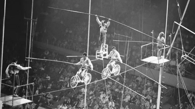Karl Wallenda, 62, di kursi, dari “Flying Wallendas” yang terkenal