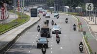 Sejumlah kendaraan melintas di kawasan Jalan Sudirman, Jakarta, Rabu (11/8/2021). Mulai 12 Agustus 2021, Polda Metro Jaya bakal kembali menerapkan aturan ganjil genap di sejumlah ruas jalan Ibu Kota dan meniadakan kebijakan penyekatan yang diterapkan selama PPKM Level 4. (Liputan6.com/Faizal Fanani)