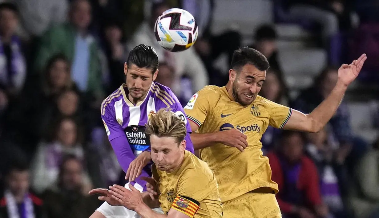 Pemain Real Valladolid, Sergio Escudero, duel udara dengan pemain Barcelona, Eric Garcia, pada laga pekan ke-36 La Liga di di Estadio Municipal Jose Zorilla, Rabu (24/5/2023). Barcelona takluk 1-3 dari tuan rumah Real Valladolid. (AP Photo/Manu Fernandez)