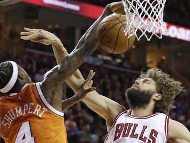Pemain Chicago Bulls, Robin Lopez (kanan) melakukan pelanggaran saat berduel dengan pemain  Cleveland Cavaliers, Iman Shumpert (kiri) pada laga NBA basketball game di Quicken Loans Arena, Cleveland. (AP/Tony Dejak)