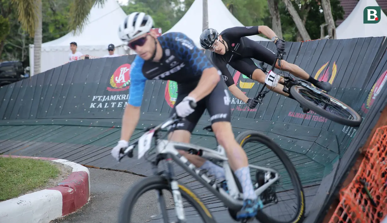 Pembalap Jerman, Nils-Obed Riecker, saat beraksi di UCI MTB Eliminator World Cup 2024 yang digelar di Sirkuit SG 1973, Palangka Raya, Minggu (19/5/2024). (Bola.com/Ade Yusuf Satria)