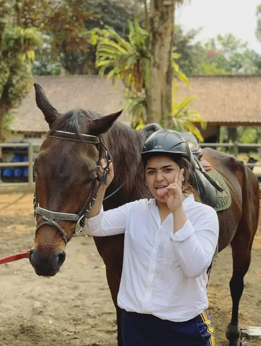 Jika dilihat di akun Instagram pribadinya, Syelfa Alhamid tampaknya juga menekuni olahraga berkuda. (Foto: Instagram.com/syelfaalhamid)