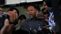 Mantan wakil ketua KPK, Bambang Widjojanto saat berada di depan gedung KPK bersiap   menuju kantor Bareskrim, Jakarta, Selasa, (24/2/2015). (Liputan6.com/Faisal R   Syam)