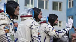 Para kosmonot berjalan sambil melambaikan tangan usai memakai pakaian ruang angkasa di kosmodrom Baikonur, Kazakhstan,Rabu (2/9/2015). Mereka bertiga memiliki misi masing – masing dan kurun waktu yang berbeda. (REUTERS/Shamil Zhumatov)