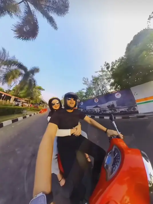 Hengky Kurniawan juga sempat mengajak sang istri jalan-jalan naik motor. Sonya Fatmala tak ragu memeluk erat suami tercintanya itu