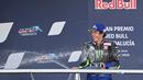 Pembalap Monster Energy Yamaha Valentino Rossi merayakan di podium setelah balapan Grand Prix Andalucia di Jerez de la Frontera pada 26 Juli 2020. Kali terakhir Rossi naik podium menempati podium ketiga pada seri kedua MotoGP 2020 yang digelar di Sirkuit Jerez, Spanyol. (AFP/Javier Soriano)