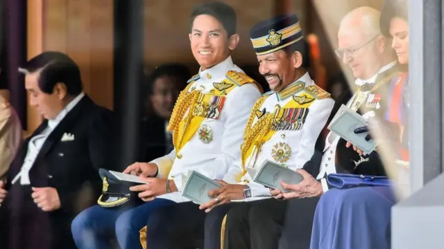 Pangeran Abdul Mateen mendampingi ayahnya, Sultan Brunei Hassanal Bolkiah dalam kunjungan resmi. (Instagram/@tmski)