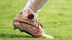 Megabintang Lionel Messi tampil heroik saat membawa Argentina menaklukkan Kolombia pada laga semifinal Copa America 2021. Meski dalam kondisi kaki berdarah ia tetap berjuang dan bermain penuh. (Foto:AFP/Silvio Avila)