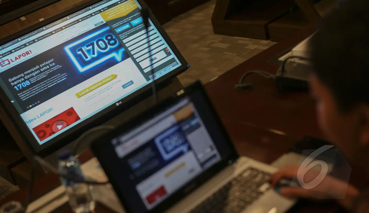 Tampak Seseorang sedang mengunakan aplikasi LAPOR (Layanan Aspirasi dan Pengaduan Online Rakyat) saat peluncuran di kantor Staf Kepresidenan, Jakarta, Selasa (5/5/2015). Aplikasi ini dapat diakses melalui www.lapor.go.id. (Liputan6.com/Faizal Fanani) 