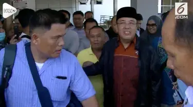 Wali kota Kendari dan mantan Wali Kota kendari yang memiliki hubungan anak bapak resmi menghuni tahanan karena terbukti menerima suap.