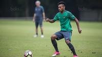 Gelandang Timnas Indonesia U-22, Saddil Ramdani, mengontrol bola saat latihan di Lapangan SPH Karawaci, Banten, Selasa (8/8/2017). Latihan dilakukan sebagai persiapan jelang SEA Games 2017 Malaysia. (Bola.com/Vitalis Yogi Trisna)