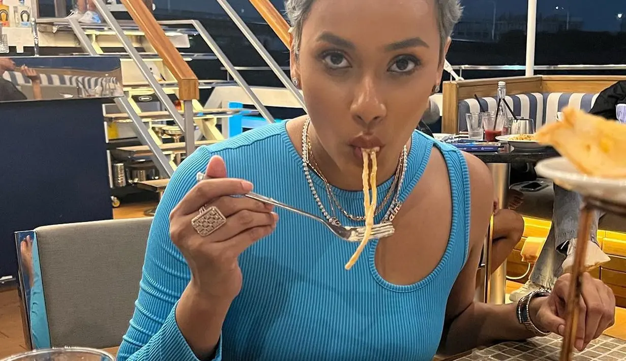 Selain memotong rambutnya jadi super pendek, Kimmy Jayanti juga mengganti warnanya menjadi grey hair yang memang menjadi ciri khasnya. (FOTO: instagram.com/kimmyjayanti)