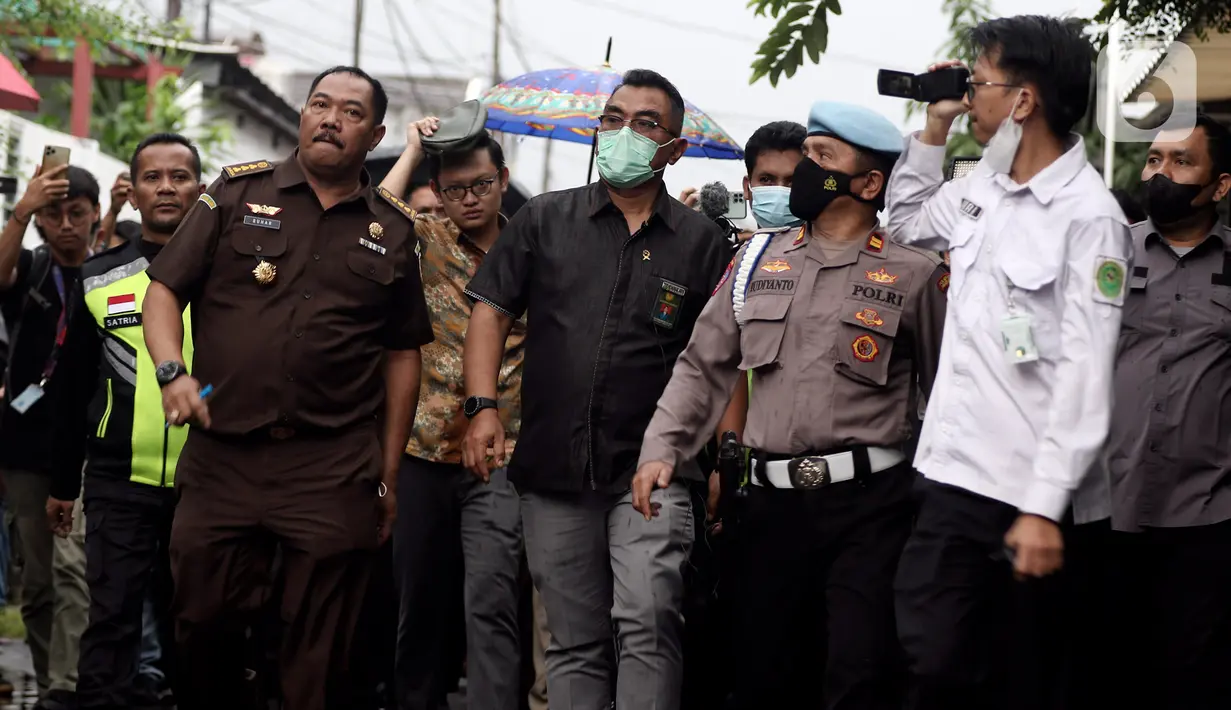 Perwakilan Pengadilan Negeri Jakarta Selatan dan Jaksa Penuntut Umum meninjau Tempat Kejadian Perkara (TKP) kasus dugaan pembunuhan berencana Brigadir Nofriansyah Yosua Hutabarat alias Brigadir J di Kompleks Perumahan Polri Duren Tiga, Rabu (4/1/2023).  Di bawah hujan deras, berjalan kaki menuju Kompleks perumahan Polri Duren Tiga Nomor 46 RT 05 RW 01 Kelurahan Duren Tiga, Kecamatan Pancoran. (Liputan6.com/Johan Tallo)