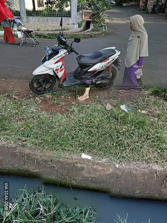 9 Potret Tangan dan Kaki Orang 'Ngebug' Ini Bikin Bingung Lihatnya