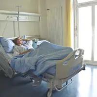 Maria Rico melepas masker oksigennya demi berbicara dengan sang putri yang juga sama-sama pasien Corona. Tak dia sangka, hal ini justru mengantarnya ke gerbang kematian. Foto ilustrasi : pexels.com/@olly