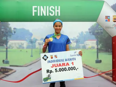Nyai Prima Agita, atlet atletik Sumatera Utara berhasil meraih Juara 1 kategori putri tunggal lomba lari massal Bogor Heritage Run 2016 , Minggu (25/9). BHR 2016 merupakan event lari dengan rute tempat bersejarah di Kota Bogor. (Liputan6.com/Helmi Afandi)