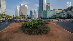 Kondisi jalur hijau setelah pembongkaran instalasi bambu Getah Getih di Bundaran HI, Jakarta, Kamis (18/7/2019). Masyarakat kini bisa melihat jelas Monumen Selamat Datang dari halte transjakarta Bundaran HI tanpa terhalang karya seni bernilai Rp550 juta itu. (Liputan6.com/Faizal Fanani)