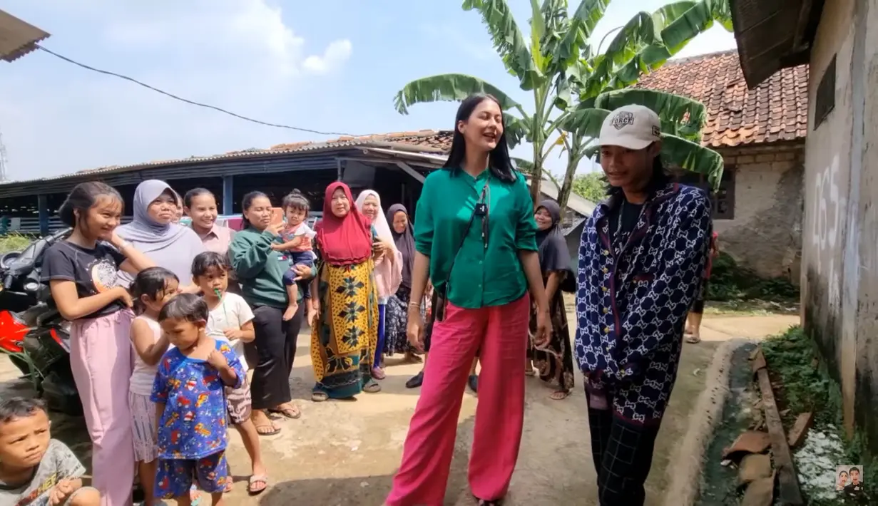 Nyaman Meski Tak Punya Dipan, Ini 7 Potret Rumah Bonge Citayam Fashion Week (Sumber: YouTube/Baim Paula)