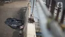 Kondisi pagar JPO yang melintang di atas jalan tol dalam kota dan Jalan Gatot Soebroto di Mampang, Jakarta, Selasa (4/2/2020). Kurangnya perawatan menyebabkan kondisi pagar JPO tersebut banyak yang berkarat sehingga berpotensi membahayakan pejalan kaki yang melintas. (Liputan6.com/Immanuel Antonius)