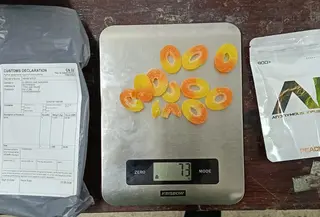 Bareskrim Polri menangkap seorang pria berinisial AJE (30) di Kota Malang, Jawa Timur, setelah menerima paket dari Inggris yang berisi permen mengandung narkotika golongan I jenis delta-9 tetrahydrocannabinol (THC).