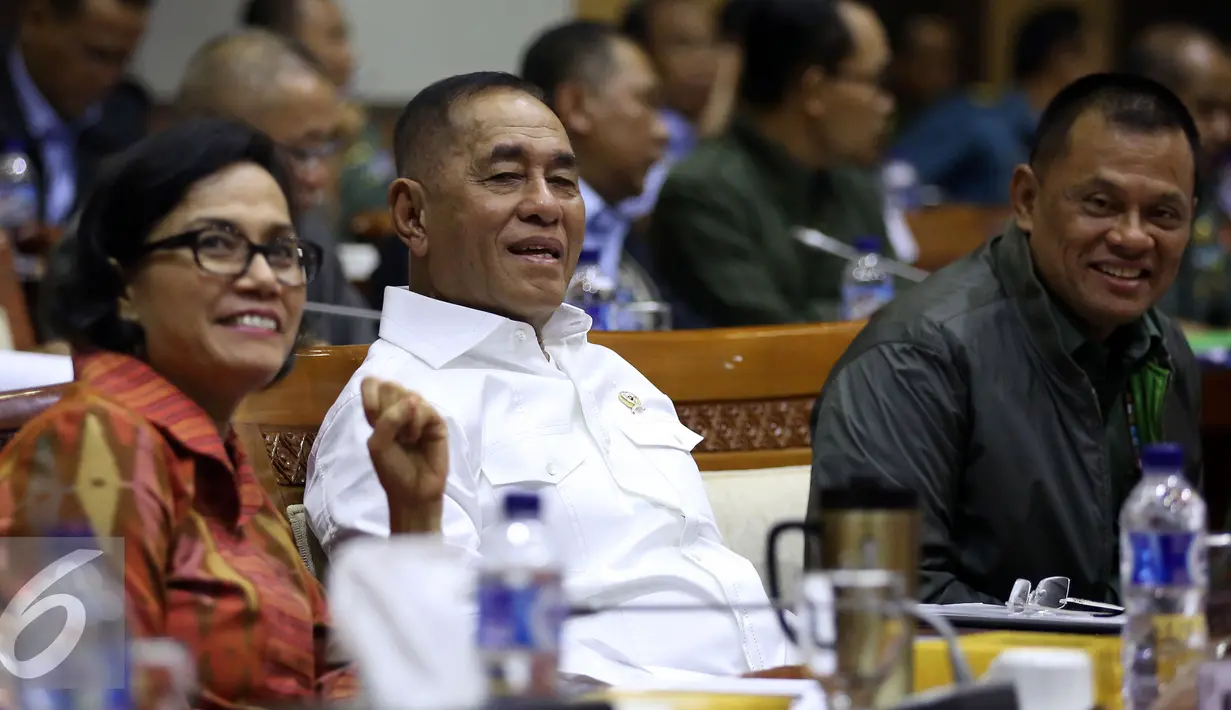 Menteri Pertahanan Ryamizard Ryacudu (tengah), bersama Sri Mulyani dan Gatot Nurmantyo saat menghadiri Rapat Kerja dengan Komisi I DPR, Jakarta, Kamis (13/10). Rapat tersebut membahas Postur dan Kebutuhan Anggaran Pertahanan. (Liputan6.com/Johan Tallo)