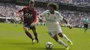 Pemain Real Madrid, Marcelo (kanan) mengecoh pemain Levante, David Remeseiro "Jason" pada lanjutan La Liga di Santiago Bernabeu stadium, Madrid (9/9/2017). Madrid bermain imbang 1-1. (AP/Francisco Seco)