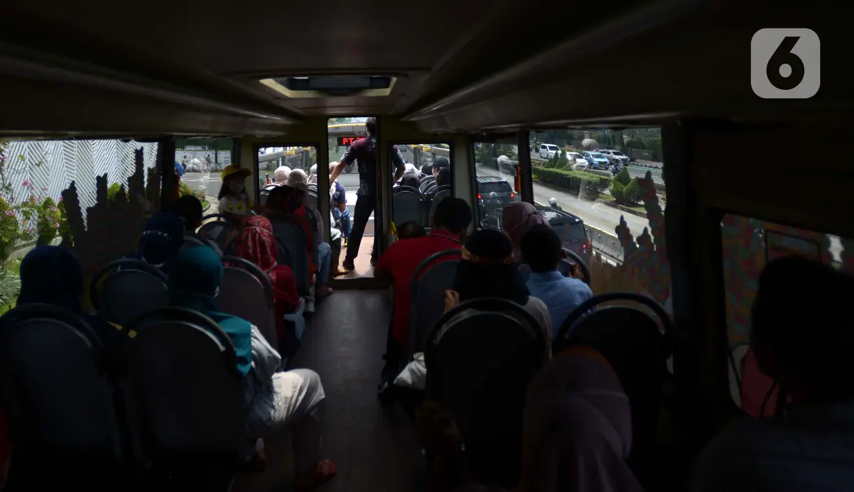<p>Warga naik bus tingkat Transjakarta dengan atap terbuka di Jakarta, Selasa (10/5/2022). Selama libur Lebaran, bus wisata tersebut melayani warga menuju berbagai rute destinasi wisata Ibu Kota. (merdeka.com/Imam Buhori)</p>