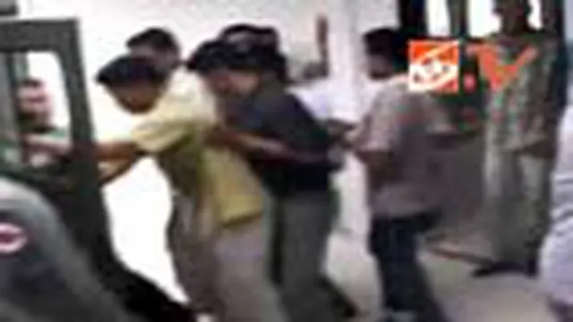 Keluarga Korban Mengamuk di Ruang Sidang