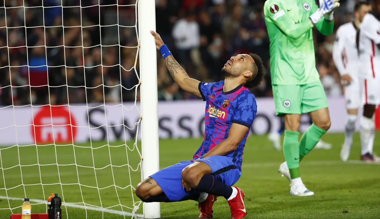 Reaksi penyerang Barcelona Pierre-Emerick Aubameyang usai kehilangan peluang mencetak gol ke gawang Eintracht Frankfurt pada leg 2 perempat final Liga Europa di Camp Nou, Jumat (15/4/2022). Barcelona harus terhenti di babak perempat final setelah kalah 2-3. (AP Photo/Joan Monfort)