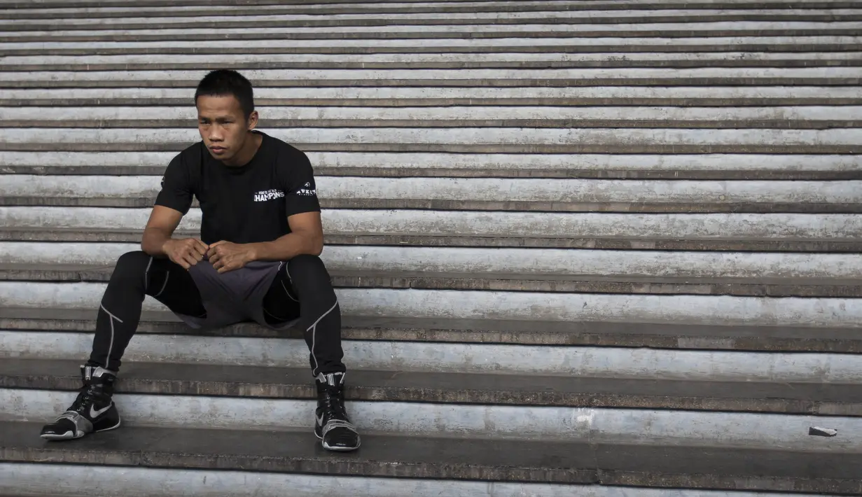 Petinju peringkat empat WBO, Daud Yordan menjalani sesi pemotretan untuk sponsor. (Bola.com/Vitalis Yogi Trisna)