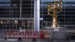 Bandara Ben Gurion yang tampak kosong di Lod, dekat Tel Aviv, Israel, Selasa (26/1/2021). Pemerintah menyetujui penutupan Bandara internasional utama Israel tersebut pada Senin (25/1) hingga akhir Januari untuk menghentikan penyebaran COVID-19 dan jenis virus Corona baru. (AP Photo/Oded Balilty)