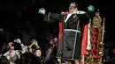 Petinju Inggris Tyson Fury bersiap bertanding melawan petinju AS Deontay Wilder pada pertandingan tinju kelas berat WBC di Las Vegas (23/2/2020). (AP Photo/Isaac Brekken)