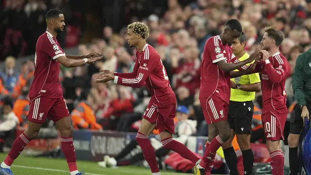 Hugo Ekitike (kedua dari kiri) masuk ke lapangan menggantikan Cody Gakpo di laga Liverpool vs Atletico Madrid di Anfield di Liga Champions 2025/2026, Kamis (18/09/2025). (AP Photo/Jon Super)