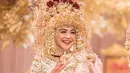 Dulu, penampilan Teuku Ryan dan Ria Ricis saat menikah ini disebut mirip pernikahan ala kerajaan. Kebahagiaan terpancar dari sang Youtuber dipinang pria asal Aceh itu. (Liputan6.com/IG/@riaricis)