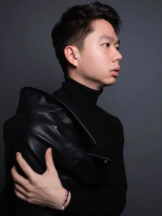 Bertema serba hitam, Kevin Sanjaya mengenakan turtleneck yang dipadukan dengan leather jacket warna senada. Pose tanpa senyum dan tidak menghadap kamera, pria 26 tahun ini terlihat begitu menawan. (Liputan6.com/IG/@kevinsanjaya)
