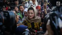 Istri Ketua DPR Setya Novanto, Deisti Astriani Tagor memenuhi panggilan KPK di Jakarta, Senin (20/11). Deisti sebelumnya pernah mangkir dari pemeriksaan penyidik lembaga antirasuah, pada Jumat (10/11) karena alasan sakit. (Liputan6.com/Faizal Fanani)