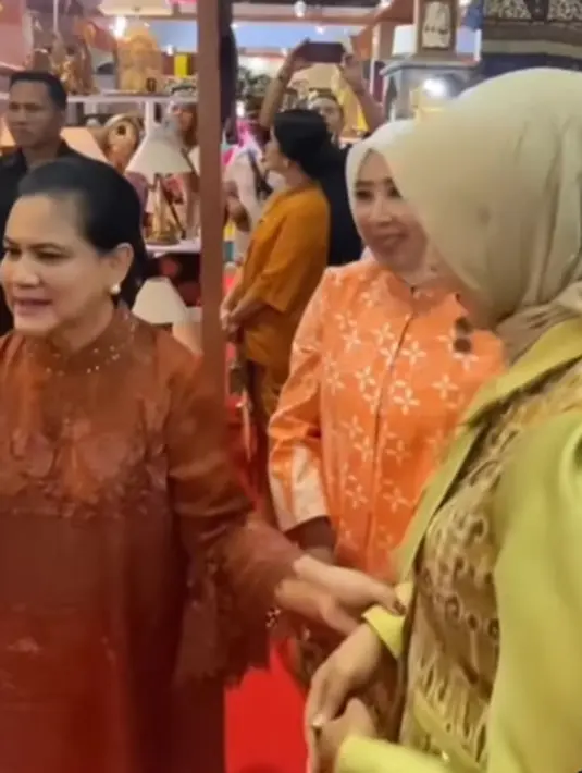 Dipadukan dengan celana panjang yang senada dengan heels hitam. Iriana tampil anggun dengan rambut yang disanggul [@iriana_jkw_]