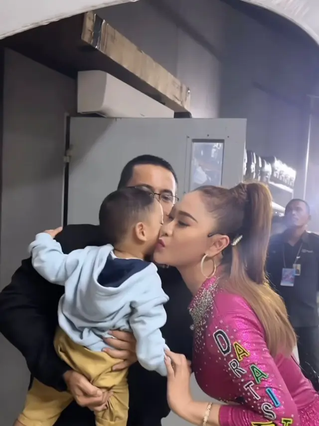 Potret Bunda Inul dan Baby Levian (Instagram/@inul.d)