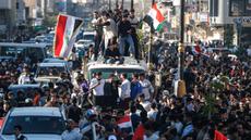 Ribuan warga tumpah ruah di jalanan merayakan keberhasilan tim nasional Irak lolos ke Piala Dunia 2026. (AFP/Ahmad Al-Rubbaye)